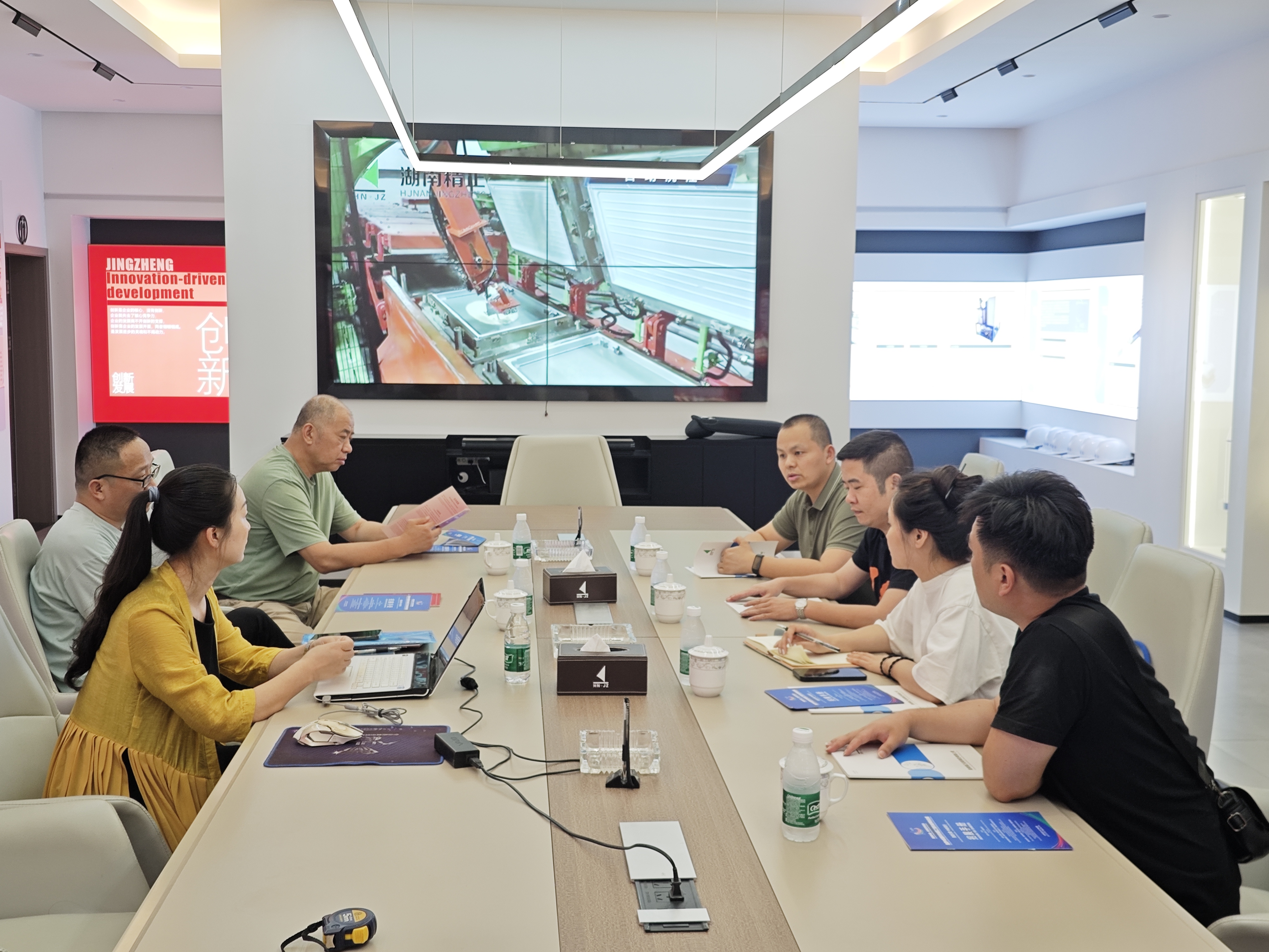 岳塘經開區招商局來司洽談