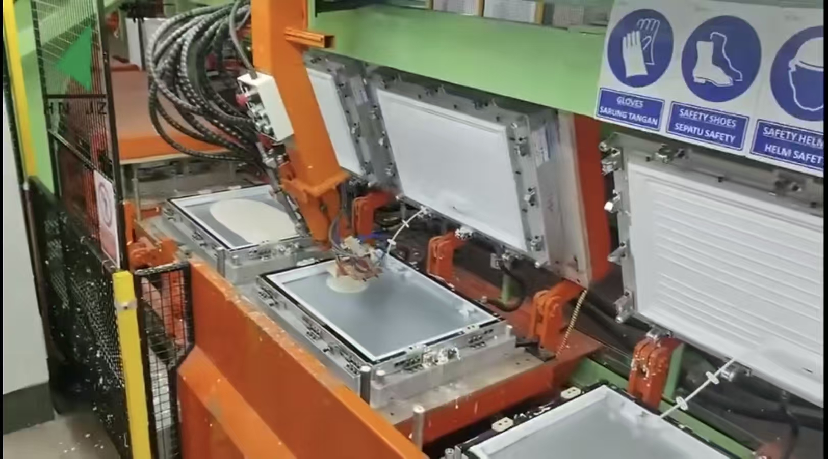 印尼冰箱門(mén)體發(fā)泡生產(chǎn)線項(xiàng)目